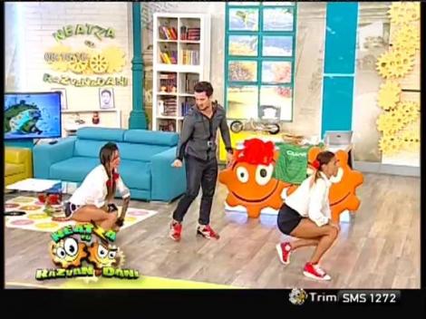 Cod roşu de senzualitate! Fetele lui Neby, îmbrăcate în şcolăriţe, antrenament incendiar la prima oră de educaţie fizică!