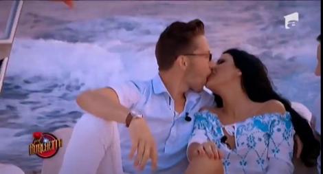 Seductie întâmplătoare! I-a furat un sărut, iar Danielei Crudu i-a plăcut!