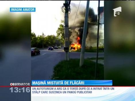 Un autoturism a ars ca o torţă după ce a lovit un panou publicitar