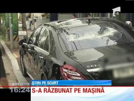 Un coreean şi-a distrus maşina de jumătate de milion de dolari cu o crosă de golf