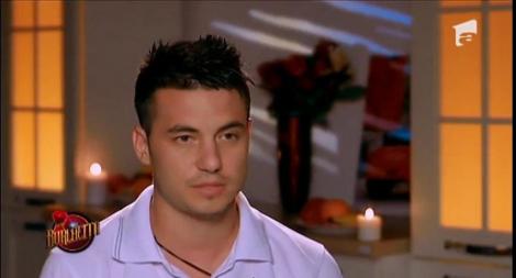 Discuțiile aprinse între concurenți degenerează în jigniri ca la ușa cortului: -"Băi moldovene, ai gura mare și proastă!" - "Tu ești un nimeni, mă"