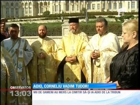 Corneliu Vadim Tudor este condus pe ultimul drum