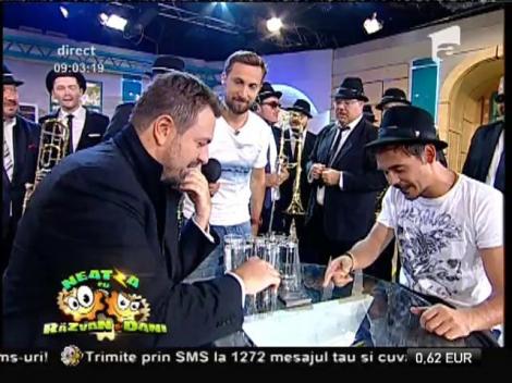 Sărbătoare după X Factor în stilul lui Horia Brenciu! Juratul împreună cu Răzvan și Dani, bătaie cu găleți cu apă!