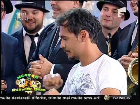 Horia Brenciu, cum nu l-ai mai văzut vreodată! A primit o găleată de apă în cap în urma unui joc de cărţi cu Răzvan