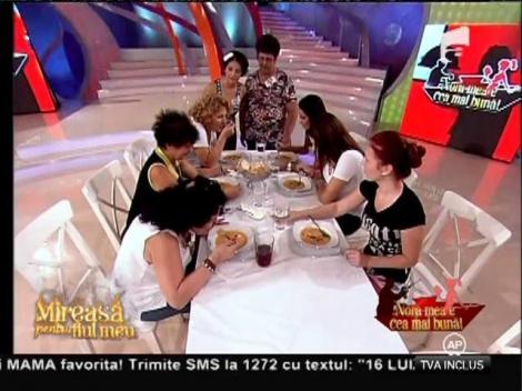 O adevărată gospodină! Valentina a gătit sub atenta coordonare a doamnei Mioara