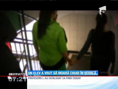La doar 16 ani, un elev de clasa a 10-a a încercat să-şi ia viaţa, în faţa colegilor