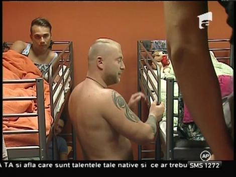 Băieţii fac glume pe seama lui Alexandru!