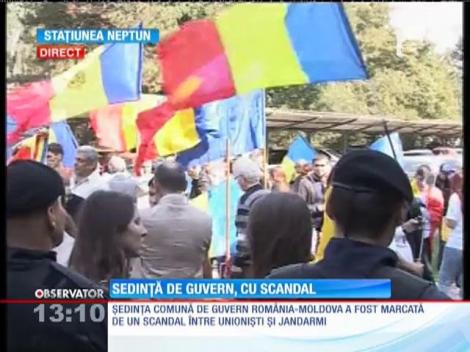 Îmbrânceli şi scandări, în stradă, la şedinţa comună de guvern România-Moldova