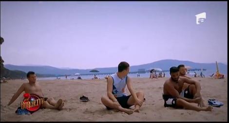 Daniela Crudu, o ”gospodină” desăvârșită! Îmbrăcată într-un costum sexy, Burlăcița a gătit alături de Alex și Daniel