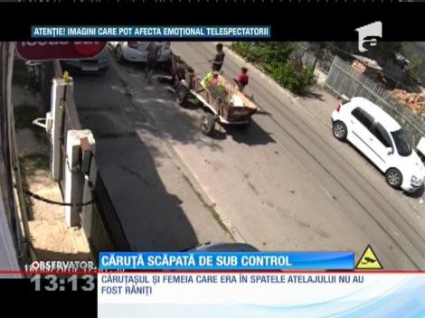 O căruţă trasă de un cal a intrat într-o maşină parcată