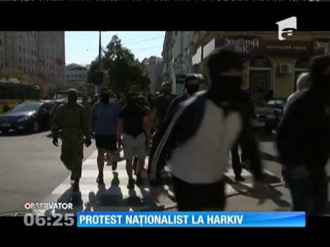 Câteva zeci de tineri mascaţi au năvălit în primăria oraşului ucrainean Harkiv