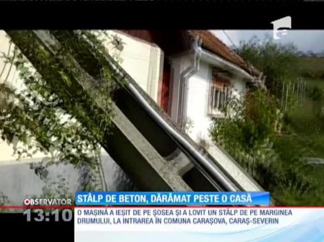 Stâlp de beton, dărâmat peste o casă din Caraş-Severin