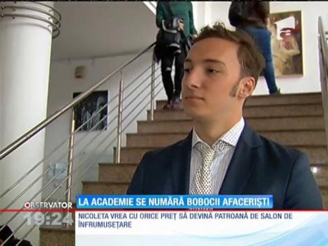 Fusta scurtă şi machiajul strident, atuurile proaspetelor studente de la ASE