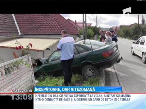 Începătoarea vitezomană. A rupt o conductă de gaze, terasa unei case şi un gard de beton