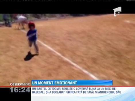 Un băieţel-jucător de baseball din SUA și-a exprimat dragostea pentru tatăl lui, chiar în timpul unui meci