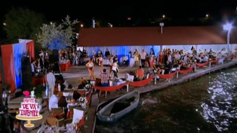 Cerere în căsătorie emoţionantă la "Poftiţi pe la noi", în aplauzele a zeci de persoane! "Genunchii îmi tremurau foarte tare"