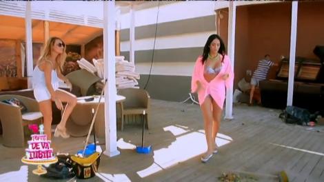 Flavia Mihăşan şi Margherita, periculos de sexy la malul mării! S-au dezbrăcat şi s-au bălăcit în apă