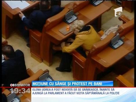 Moțiune cu sânge și protest pe bani