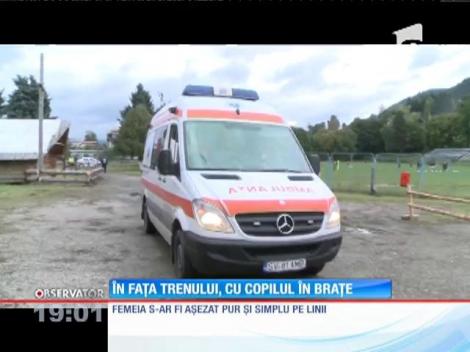O mamă şi-a luat copilul în braţe și s-a aruncat în fața trenului