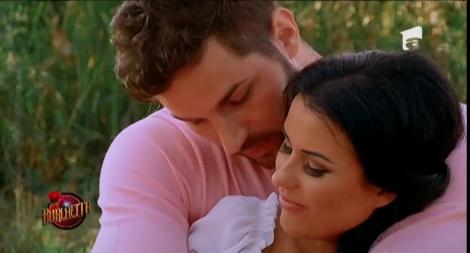 Atmosfera s-a încins prea mult între Alex şi Daniela! "Este primul sărut adevărat din acest concurs"