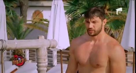 Concurenţii şi-au etalat forţa şi muşchii într-un concurs de înot! Învingătorul câştigă o întâlnire specială cu Burlăciţa