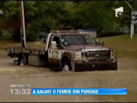 Un american a salvat o femeie blocată de inundaţii într-o maşină