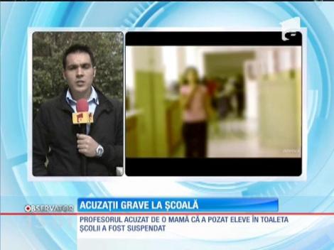 Profesor, acuzat că a intrat peste mai multe eleve de clasa a II-a în toaletă şi le-a fotografiat