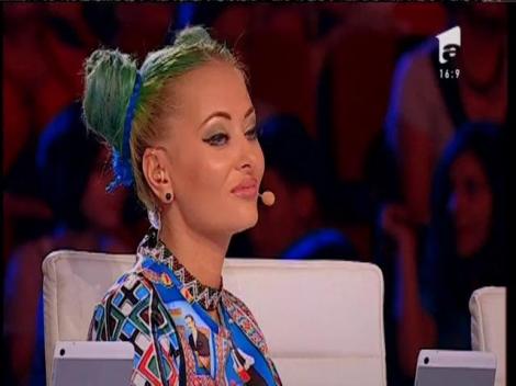 Hariton Galbenu, omul care cântă la... roşii! După ce a transformat juraţii în legume, s-a dezlănţuit pe scenă