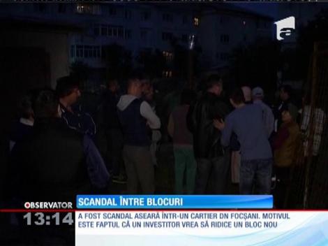 Un teren de joacă, mărul discordiei dintre un dezvoltator imobiliar și locatarii unui bloc din Focşani