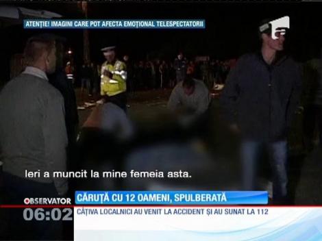 O căruţă în care se aflau 12 oameni, spulberată de o mașină. Patru oameni, printre care și o fetiţă, au murit