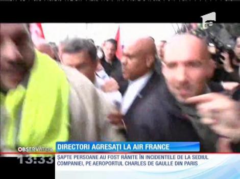 Managerii companiei Air France, dezbrăcați de greviştii care protestau faţă de reducerile de personal