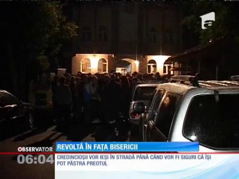 Zeci de credincioşi au blocat intrarea într-o biserică, după ce Arhiepiscopia Argeşului a vrut să le schimbe preotul