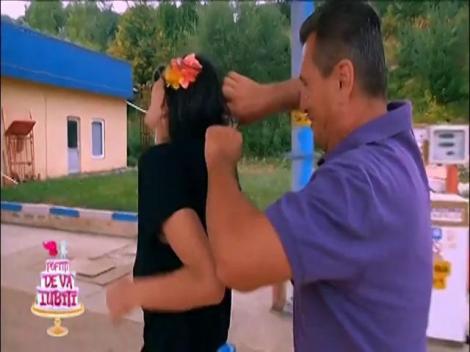 I-a strecurat șopârla sub tricou și ea a luat-o razna! Cosmina Păsărin, reacție de milioane la farsa lui nea Mărin!