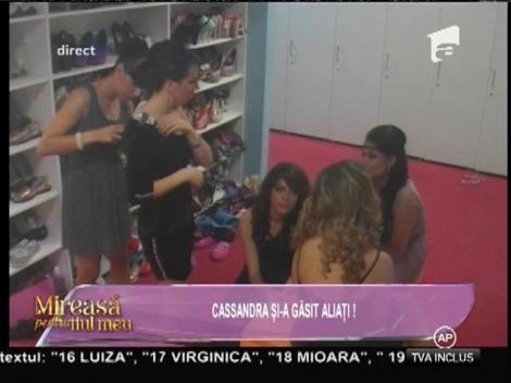 Cassandra le-a declarat război Crinei și Laviniei!