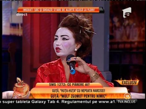 Narcisa îl imită pe Guță. Se transformă într-o gheișă războinică!