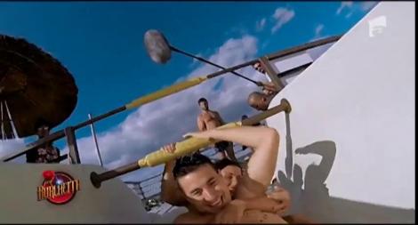 Băieții au dezbrăcat-o pe Daniela până i-au văzut formele extrem de sexy! Spiritele s-au încins la piscină, iar Daniela a ajuns în brațele unui concurent!