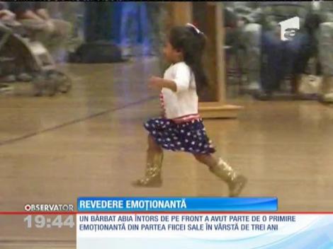 O fetiţă din Statele Unite a întrerupt ceremonia militară să îşi îmbrăţişeze tatăl