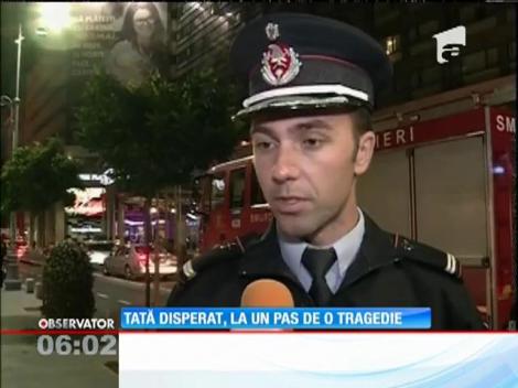 Un bărbat cu doi dintre copiii lui a amenințat că se aruncă în gol, de pe blocul de unde o femeie s-a sinucis în urmă cu cinci luni