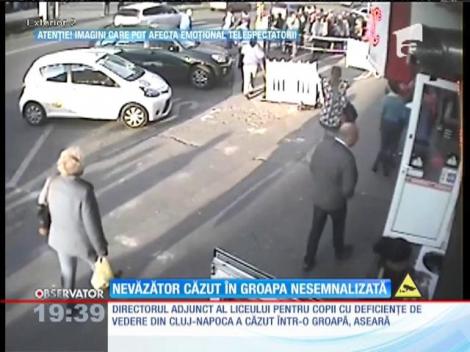 Cluj-Napoca: Un nevăzător a căzut într-o groapă de 2 metri, săpată de o firma de gaz