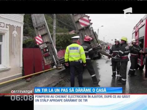 Un TIR scăpat de sub control a ajuns în curtea unui localnic din Dej