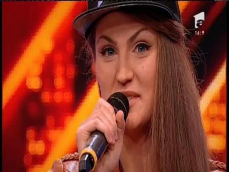 Prezentare: Claudia Șuteu se visează în topurile muzicale