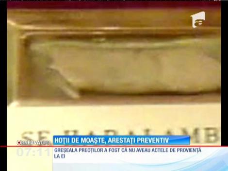 Cei trei preoţi şi doi pelerini acuzaţi că ar fi furat mâna Sfântului Haralambie, arestaţi preventiv