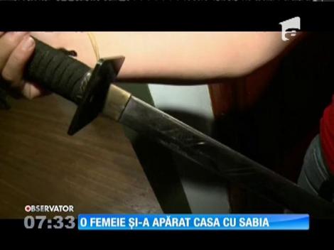 O femeie din SUA a doborât un individ drogat, care-i pătrunsese în casă, cu o serie de pumni apoi l-a ţinut la respect cu o sabie