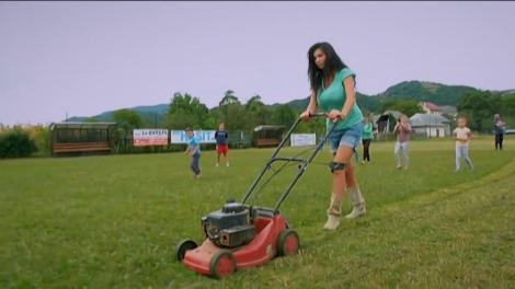 Nicoleta Luciu a tuns gazonul echipei de fotbal din Bârsana