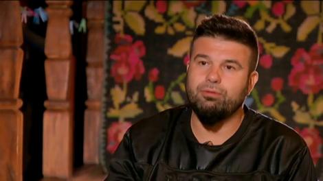 Nicolai îi arată lui Edi cum să taie lemne, în stil maramureșan