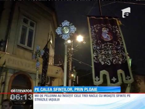 Zeci de preoţi au purtat moaştele a trei sfinţi pe străzile din Iaşi. Mii de credincioşi i-au urmat prin ploaie