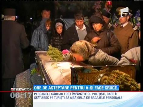 UPDATE! Zeci de preoţi au purtat moaştele a trei sfinţi pe străzile din Iaşi. Mii de credincioşi i-au urmat prin ploaie