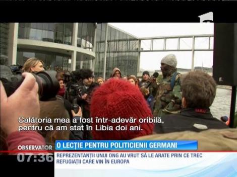 Zeci de politicieni germani s-au plimbat cu o barcă gonflabilă pe râul din faţă parlamentului din Berlin