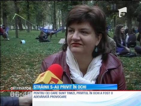Zeci de clujeni şi-au dat întâlnire într-un parc să se privească în ochi