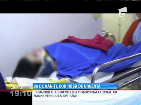 Update / Un autocar cu peste 50 de oameni a spulberat o maşină apoi s-a zdrobit de un stâlp